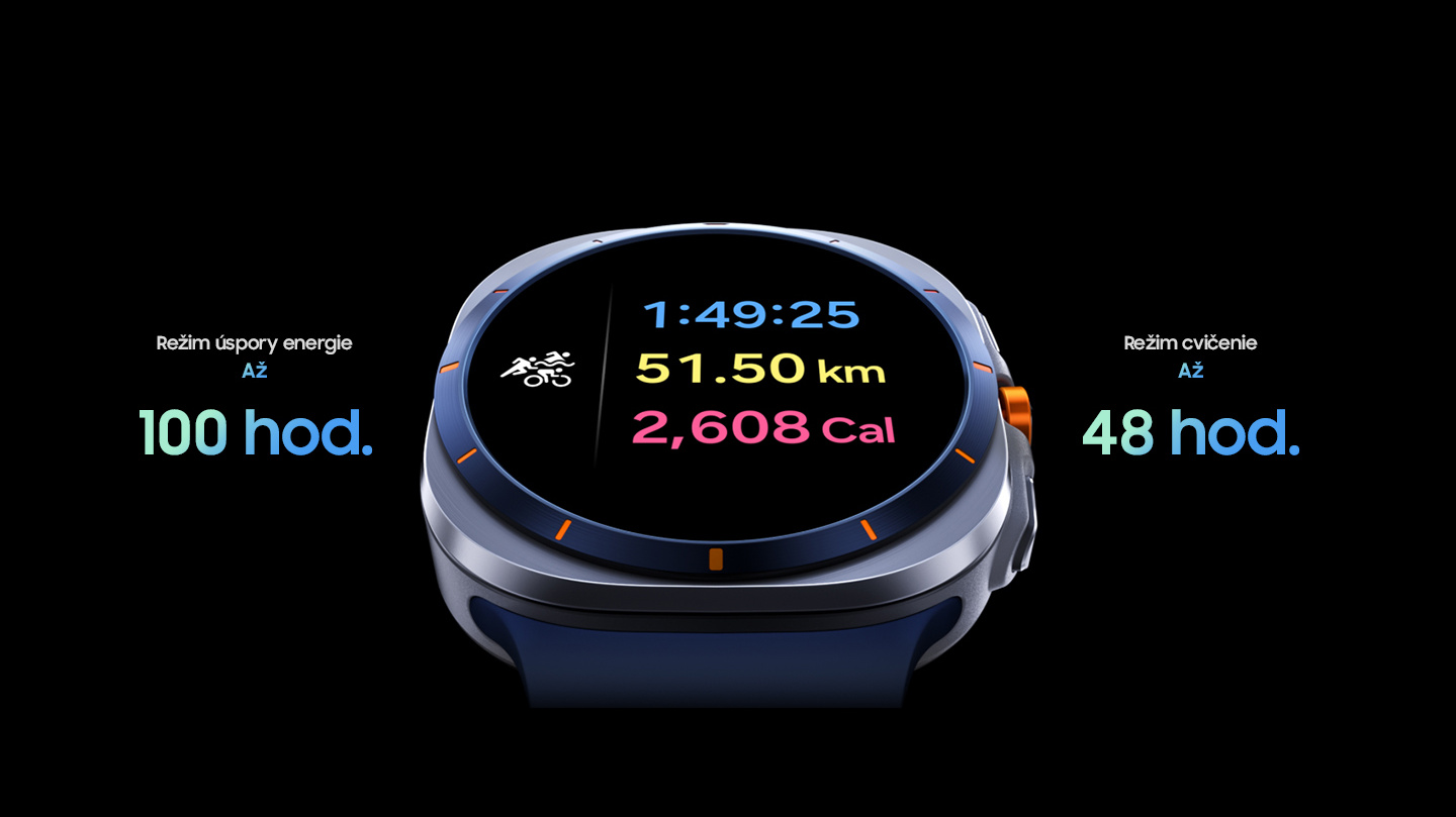 Detailný pohľad na hodinky Galaxy Watch Ultra v mierne naklonenom uhle. Na displeji sa zobrazuje funkcia sledovania športovej aktivity – triatlonu. Celkový čas cvičenia je 1 hodina 49 minút a 25 sekúnd. Vzdialenosť je 51,50 kilometra. Spálené kalórie: 2 608 kalórií. Zobrazuje sa text: Režim šetrenia energie – až 100 hodín. Zobrazuje sa text: Režim šetrenia energie pri cvičení – až 48 hodín.