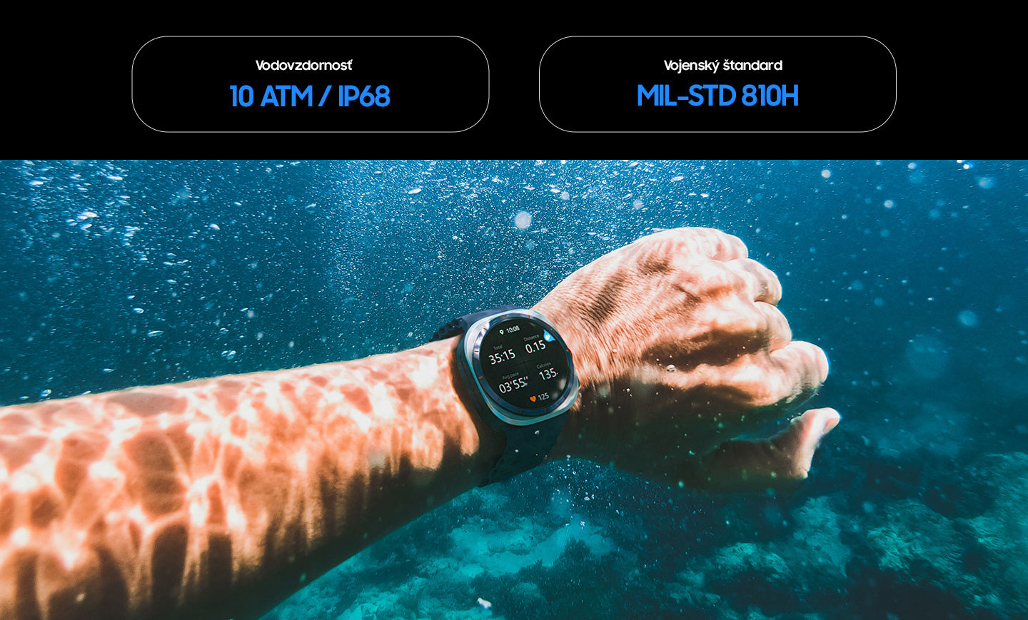 Ruka vo vode s hodinkami Galaxy Watch Ultra na zápästí. Ich odolnosť je zobrazená ako text v znení: „10 ATM / IP68“ a „MIL-STD 810H“.