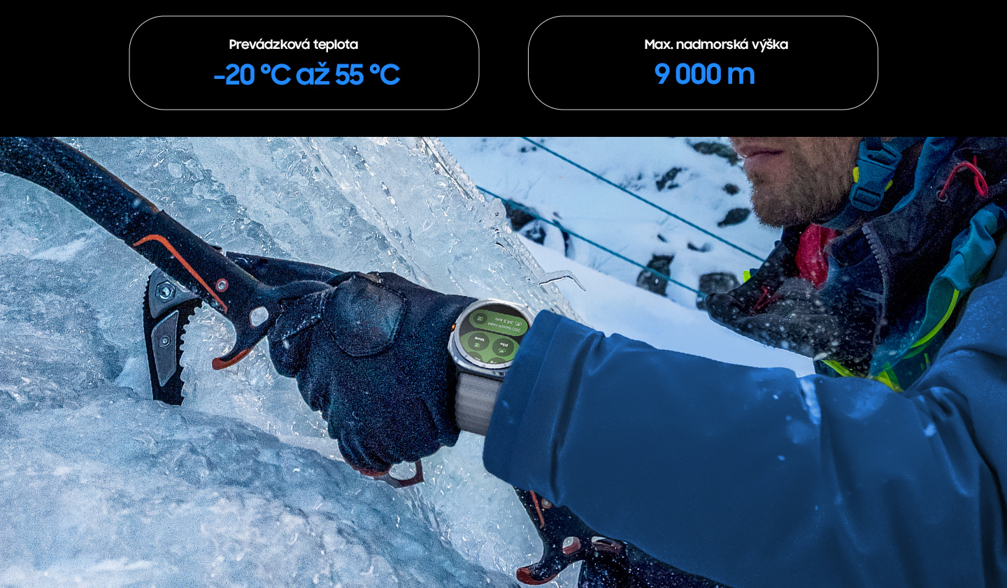 Záber zblízka na osobu, ktorá drží horolezecké vybavenie na ľad, s hodinkami Galaxy Watch Ultra na zápästí. Ich odolnosť je zobrazená vo forme textu: „-20 °C až 55 °C“ a „9 000 m“.