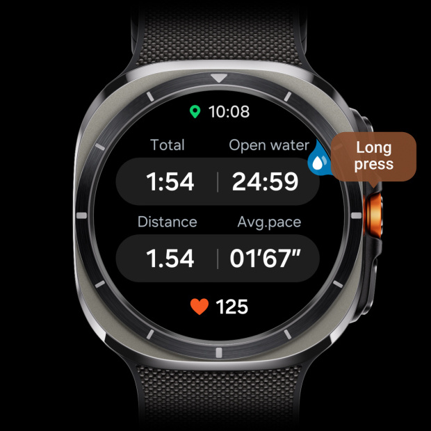 Na displeji hodiniek Galaxy Watch Ultra sa zobrazuje funkcia sledovania tréningu v režime Water Lock (vodotesný zámok). Nad Akčným tlačidlom je textové pole s nápisom „Stlač a podrž“.