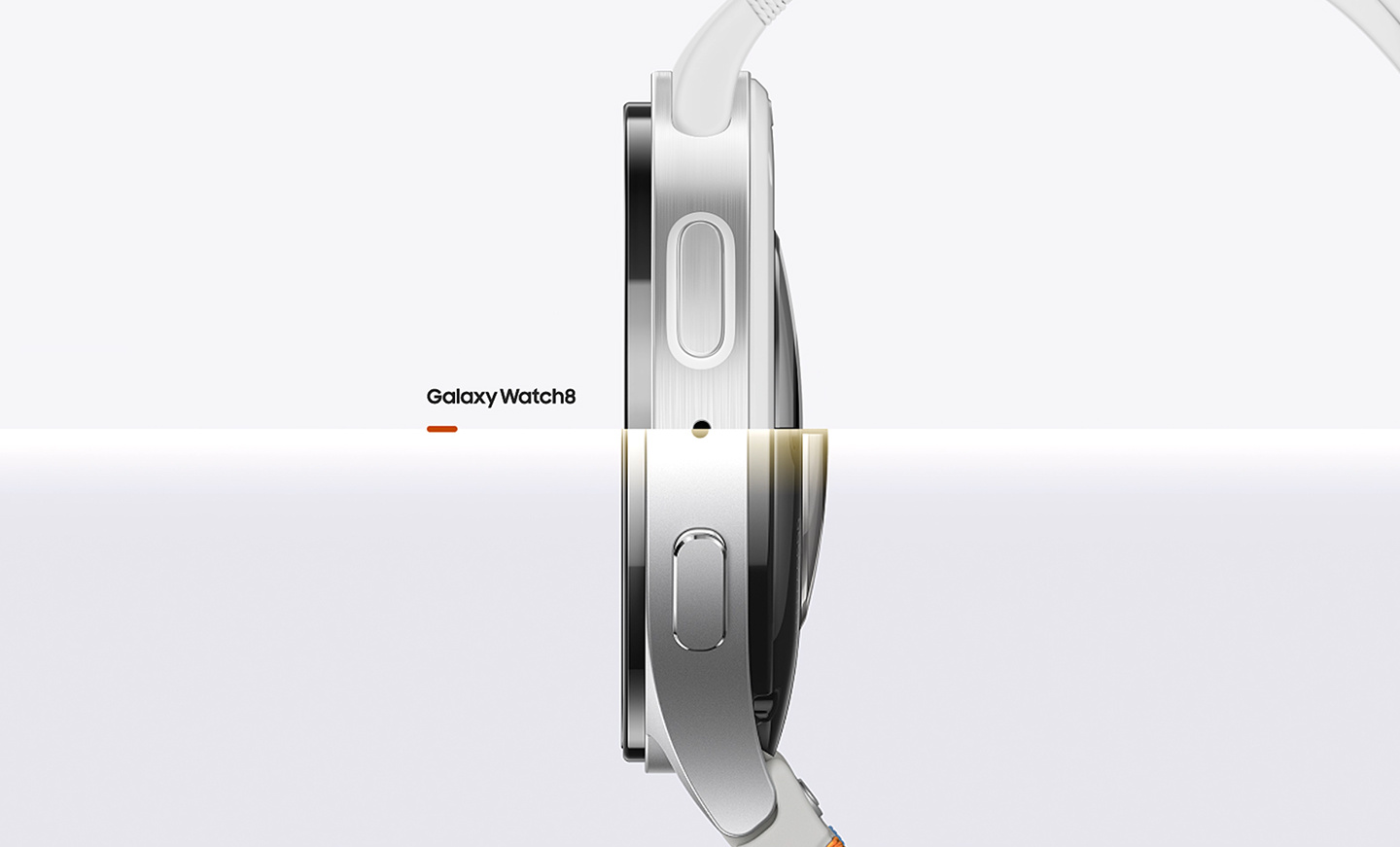 Z hornej polovice prechádza bočný pohľad na Galaxy Watch7 do dolnej polovice Galaxy Watch8, pričom je zdôraznený rozdiel medzi hrúbkou týchto 2 modelov inteligentných hodiniek.