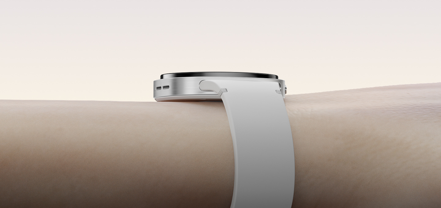 Inteligentné hodinky Galaxy Watch8 s bielym Športovým remienkom jemne priliehajú a sú upevnené na zápästie na natiahnutej ruke.