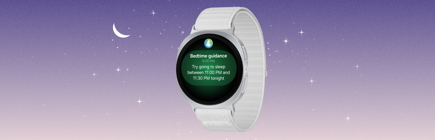 Galaxy Watch8 sú vidieť z nakloneného predného pohľadu. Zobrazuje sa na nich funkcia Je čas ísť spať a oznámenie „Skús ísť dnes večer spať medzi 23:00 a 23:30