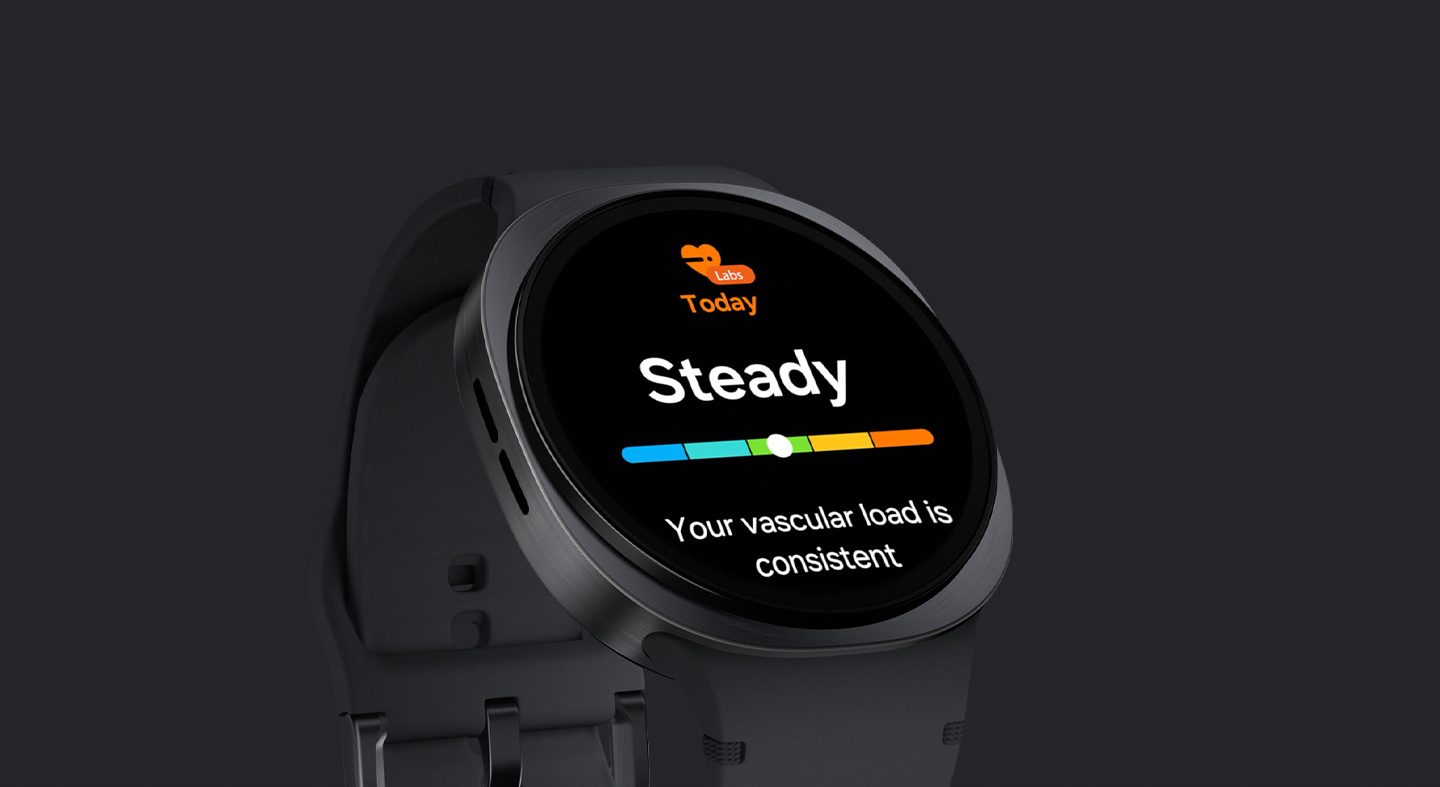 Zobrazujú sa inteligentné hodinky Galaxy Watch8 s textom „Dnes“ a „Rovnomerná“ spolu so škálou s indikátorom. Dole je správa „Tvoja cievna záťaž je vyvážená“.