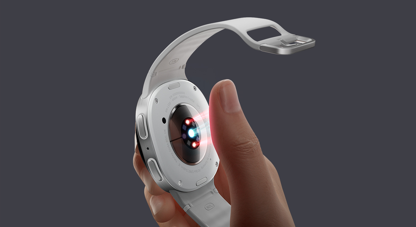 Na senzor na zadnej strane hodiniek Galaxy Watch8 se pokladá palec.