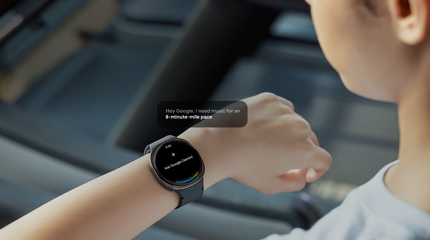 Žena s hodinkami Galaxy Watch8 zodvihne ruku a pozrie sa na ne. Na displeji je text „Opýtať sa Google Gemini“ s ikonou aplikácie Gemini. Vedľa nej sa objaví vyskakovacie okno: „Ahoj Google, potrebujem hudbu pri behu na 8-minútové tempo“. V dolnej časti sa objaví text „Google Gemini“ a jeho logo.