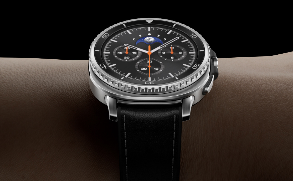 Hodinky Galaxy Watch8 Classic sa pripevnia na zápästie. To sa otáča, aby sa zvýraznilo vylepšené uchytenie prostredníctvom Systému dynamického uchytenia.
