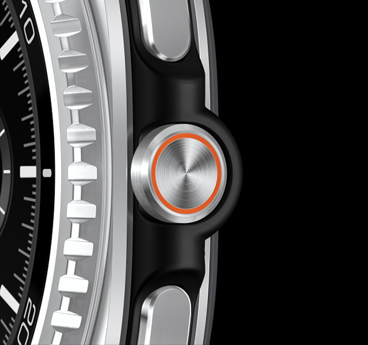 Zobrazené sú hodinky Galaxy Watch8 Classic zboku. Rýchle tlačidlo je stlačené.